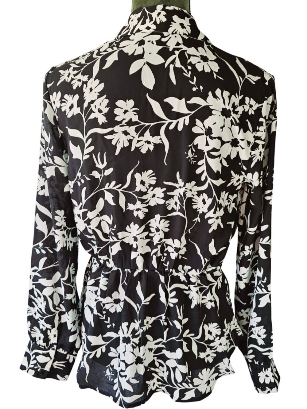 ✨Like New✨ Express Conscious Edit Floral Twist Front Blouse, Size S - Picture 2 of 5